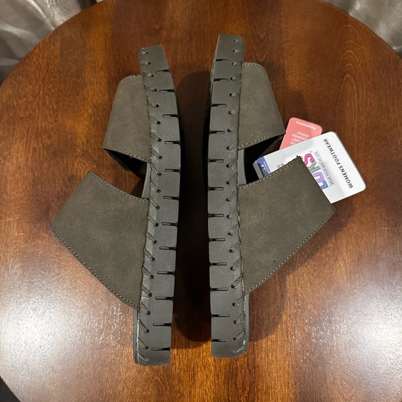 MUK LUKS Woman’s Flexi Sandals w/ Soft Cushion- Size: 6 - Picture 8 of 10